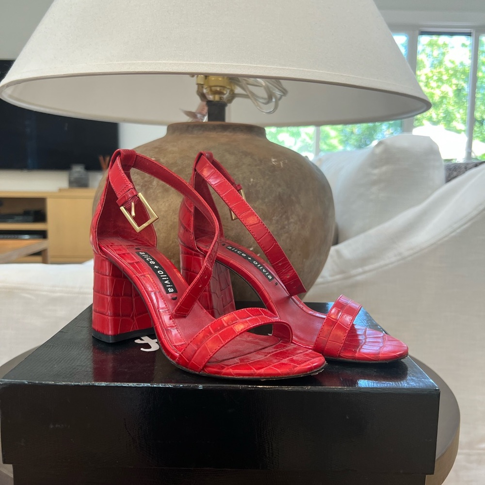 Alice and Olivia Lillian heel size 36